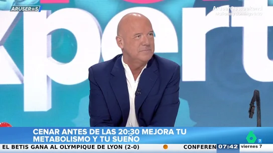 Alfonso Arús, tras escuchar los beneficios de cenar pronto: "¿Entonces los guiris viven más y duermen mejor?" Alfonso Arús, tras escuchar los beneficios de cenar pronto: "¿Entonces los guiris viven más y duermen mejor?"