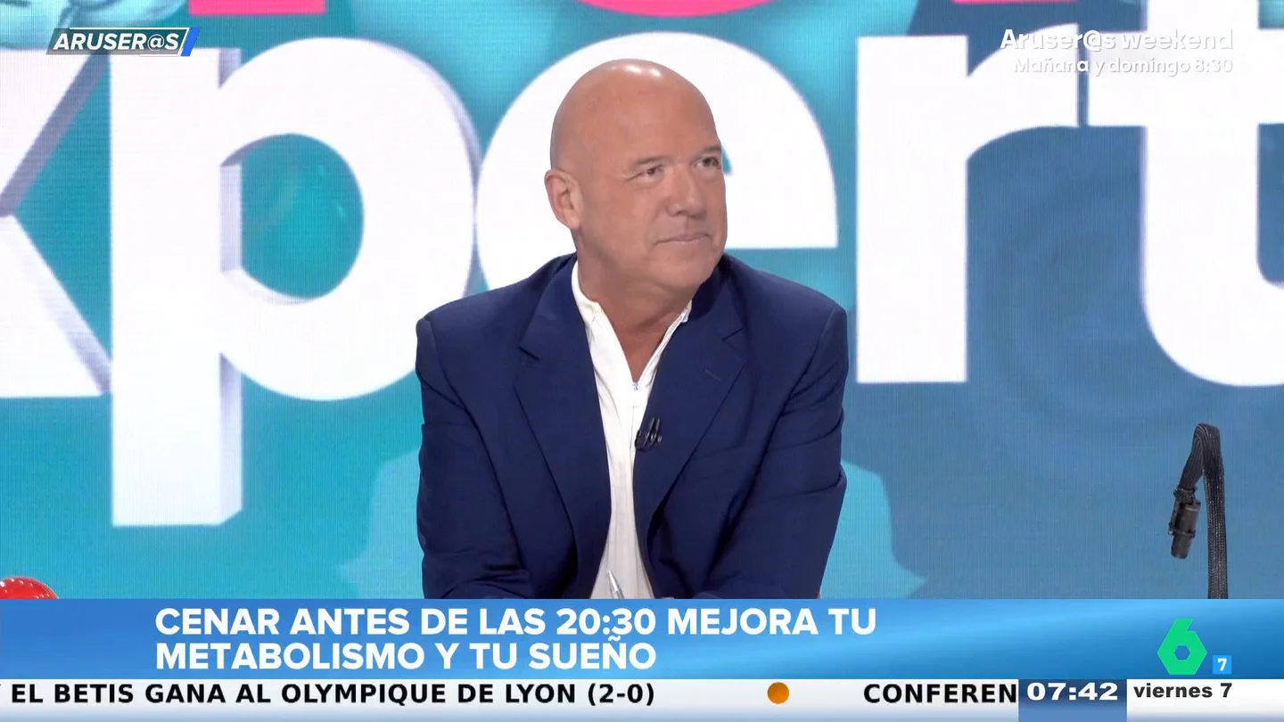 Alfonso Arús, tras escuchar los beneficios de cenar pronto: "¿Entonces los guiris viven más y duermen mejor?" Alfonso Arús, tras escuchar los beneficios de cenar pronto: "¿Entonces los guiris viven más y duermen mejor?"