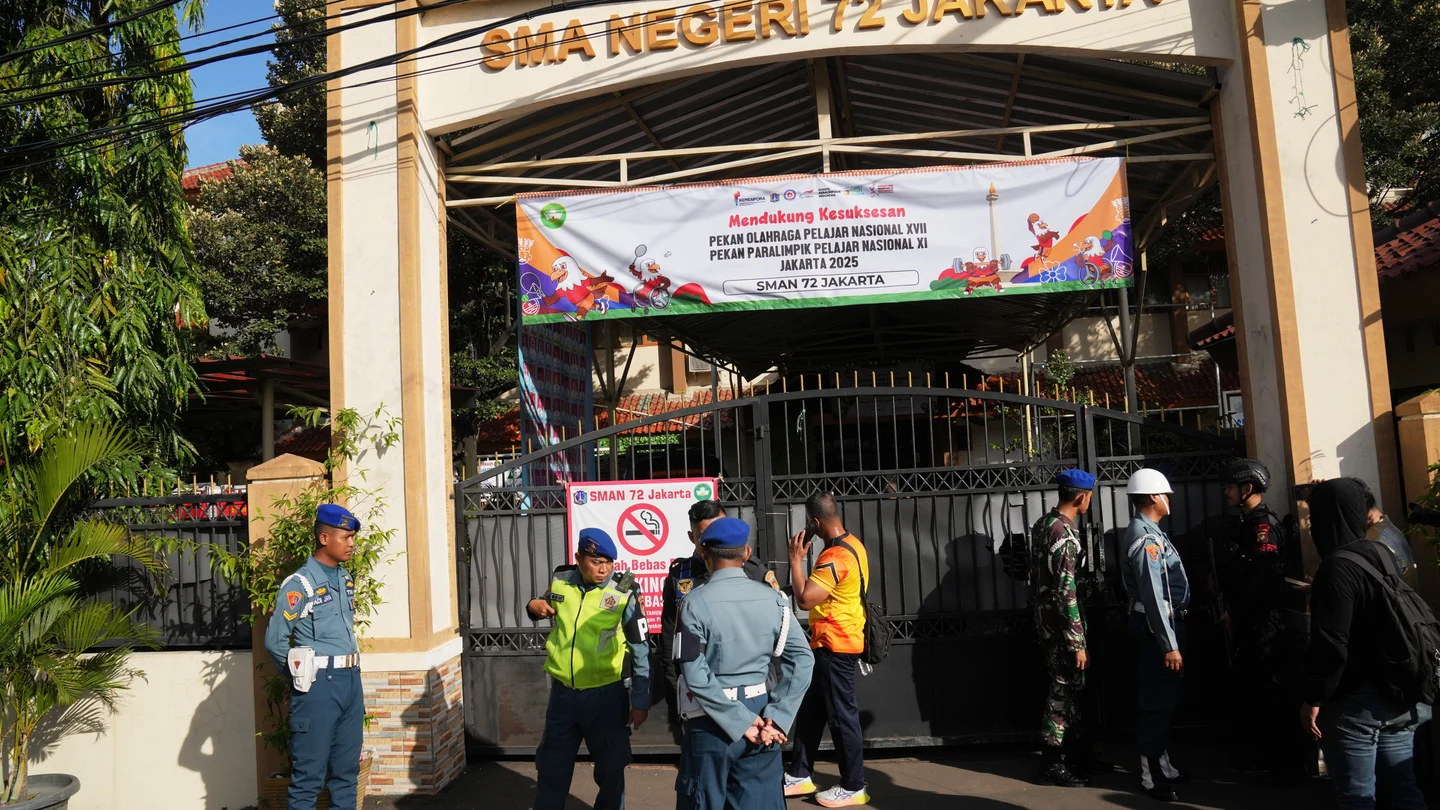 Agentes de policía y personal militar hacen guardia en la entrada de una escuela donde se produjeron explosiones Agentes de policía y personal militar hacen guardia en la entrada de una escuela donde se produjeron explosiones