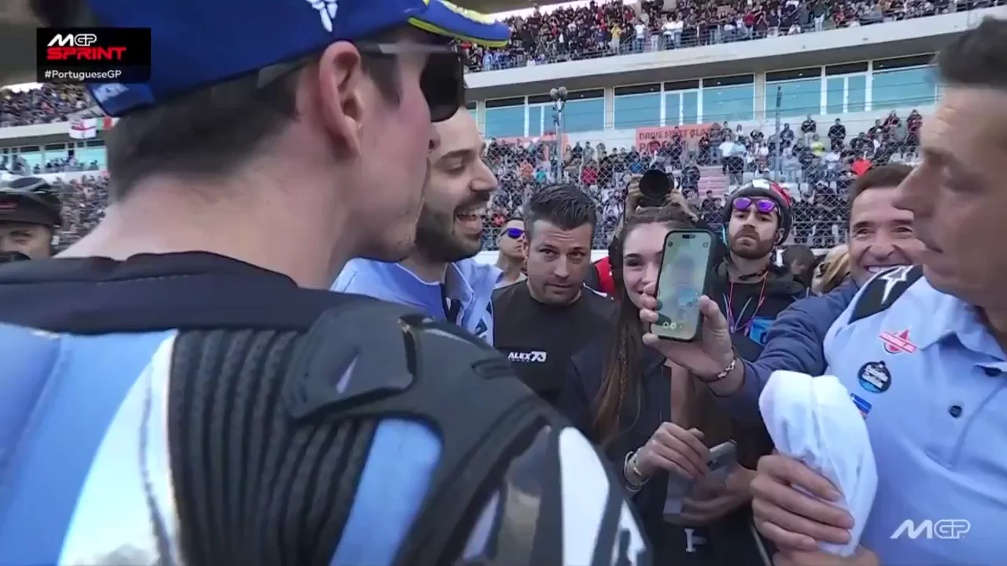 ¡Son geniales! El increíble 'pique' entre los Márquez que acabó con una videollamada en el podio ¡Son geniales! El increíble 'pique' entre los Márquez que acabó con una videollamada en el podio