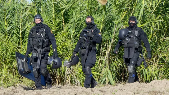 gentes de policía desplegados frente a la nave en la que se encuentra atrincherado en Isla Mayor (Sevilla). gentes de policía desplegados frente a la nave en la que se encuentra atrincherado en Isla Mayor (Sevilla).
