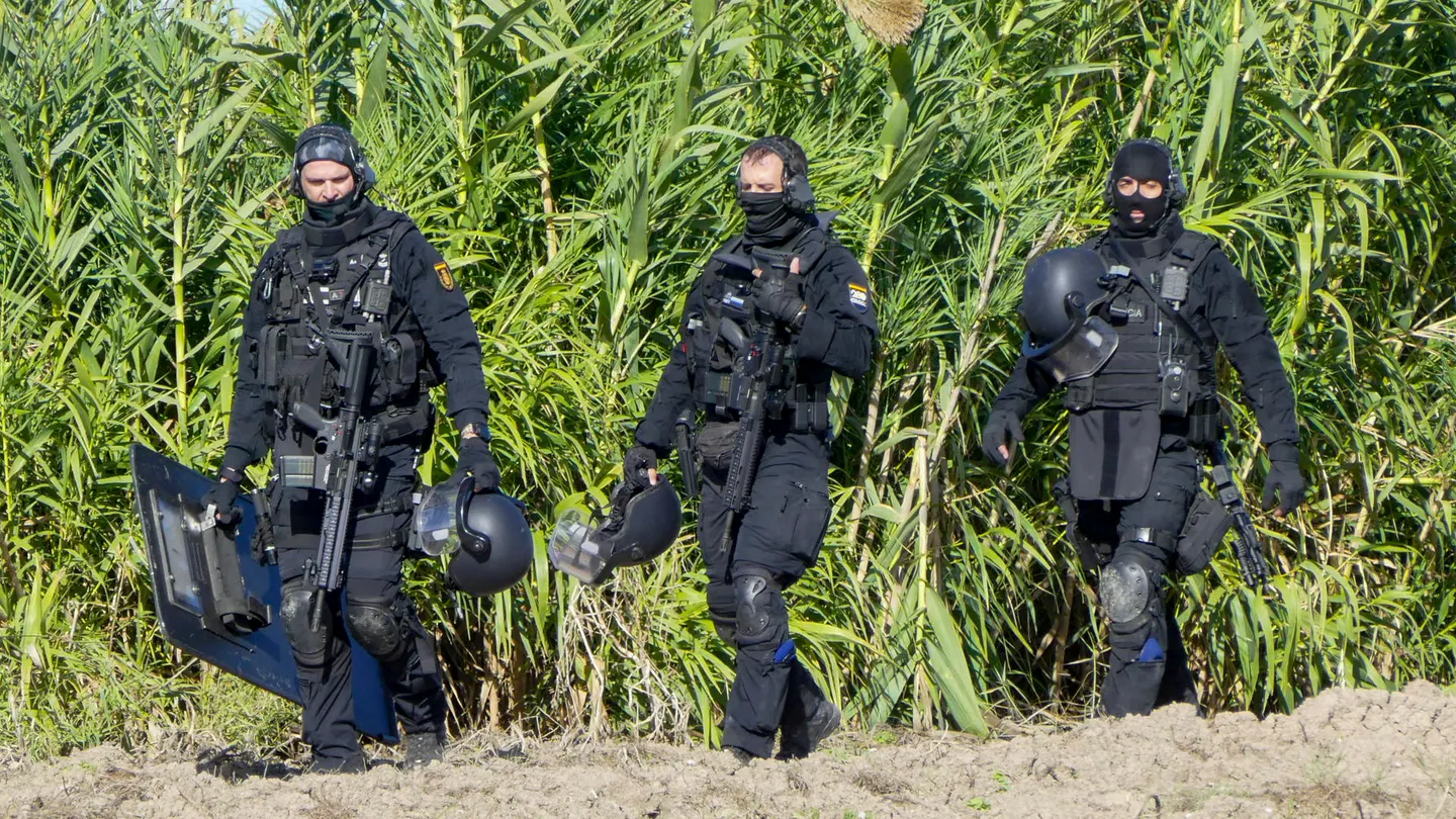 gentes de policía desplegados frente a la nave en la que se encuentra atrincherado en Isla Mayor (Sevilla). gentes de policía desplegados frente a la nave en la que se encuentra atrincherado en Isla Mayor (Sevilla).