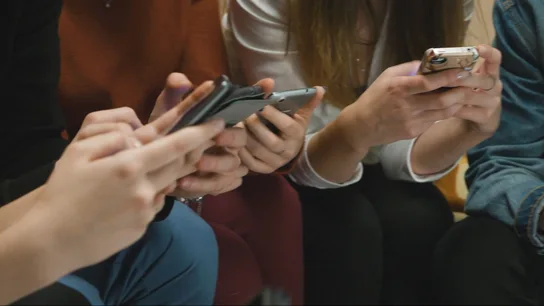 Jóvenes, con sus móviles Jóvenes, con sus móviles