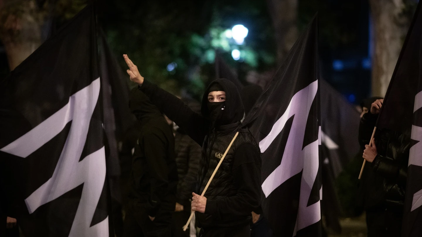 Uno de los manifestantes neonazis realizando el saludo fascista Uno de los manifestantes neonazis realizando el saludo fascista
