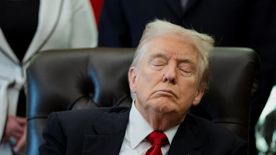 Donald Trump, aparentemente dormido en el Despacho Oval Donald Trump, aparentemente dormido en el Despacho Oval