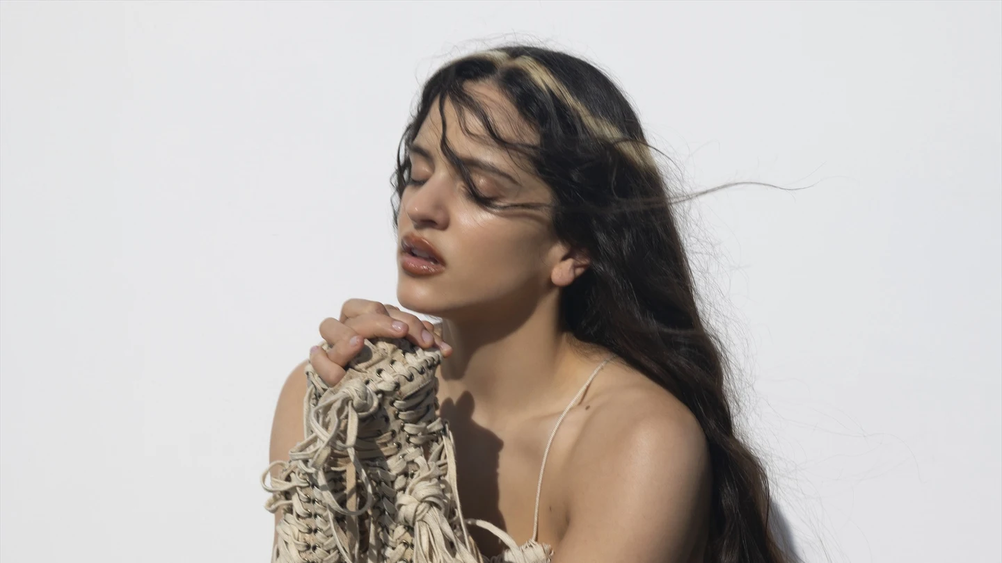 La artista Rosalía vuelve a alcanzar el éxito con su cuarto disco, 'Lux'. Rosalía, cantante española, posa rezando con las manos en cruz durante la promoción de su álbum 'LUX', con alusiones a la fe y la religión.