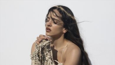 Rosal&iacute;a, cantante espa&ntilde;ola, posa rezando con las manos en cruz durante la promoci&oacute;n de su &aacute;lbum 'LUX', con alusiones a la fe y la religi&oacute;n.