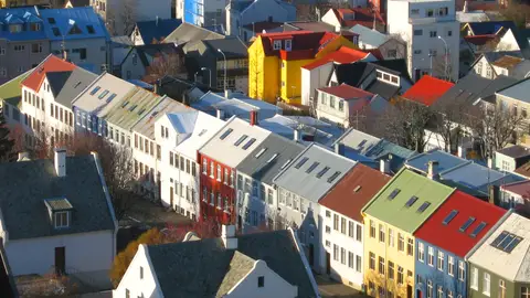 Típicas casas islandesas en el centro de Reikiavik Típicas casas islandesas en el centro de Reikiavik
