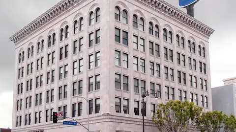 Security Trust and Savings Building, edificio cerca de Raymond Chandler Square y asociado a Marlowe. Security Trust and Savings Building, edificio cerca de Raymond Chandler Square y asociado a Marlowe.