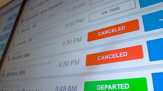 Un monitor informando de vuelos cancelados en el aeropuerto John F. Kennedy, de Nueva York