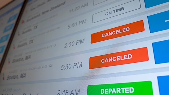 Un monitor informando de vuelos cancelados en el aeropuerto John F. Kennedy, de Nueva York Un monitor informando de vuelos cancelados en el aeropuerto John F. Kennedy, de Nueva York