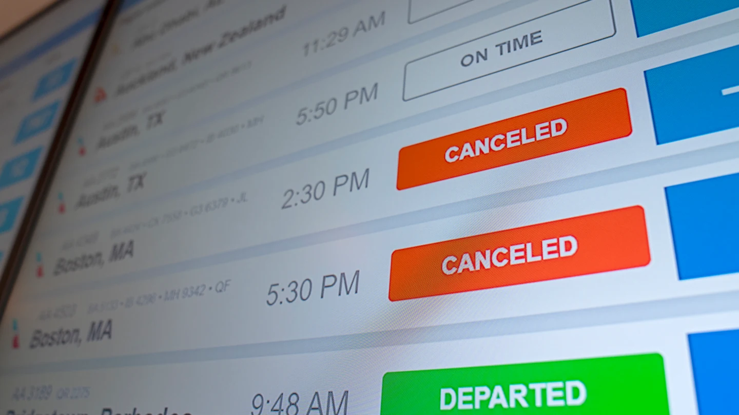 Un monitor informando de vuelos cancelados en el aeropuerto John F. Kennedy, de Nueva York Un monitor informando de vuelos cancelados en el aeropuerto John F. Kennedy, de Nueva York