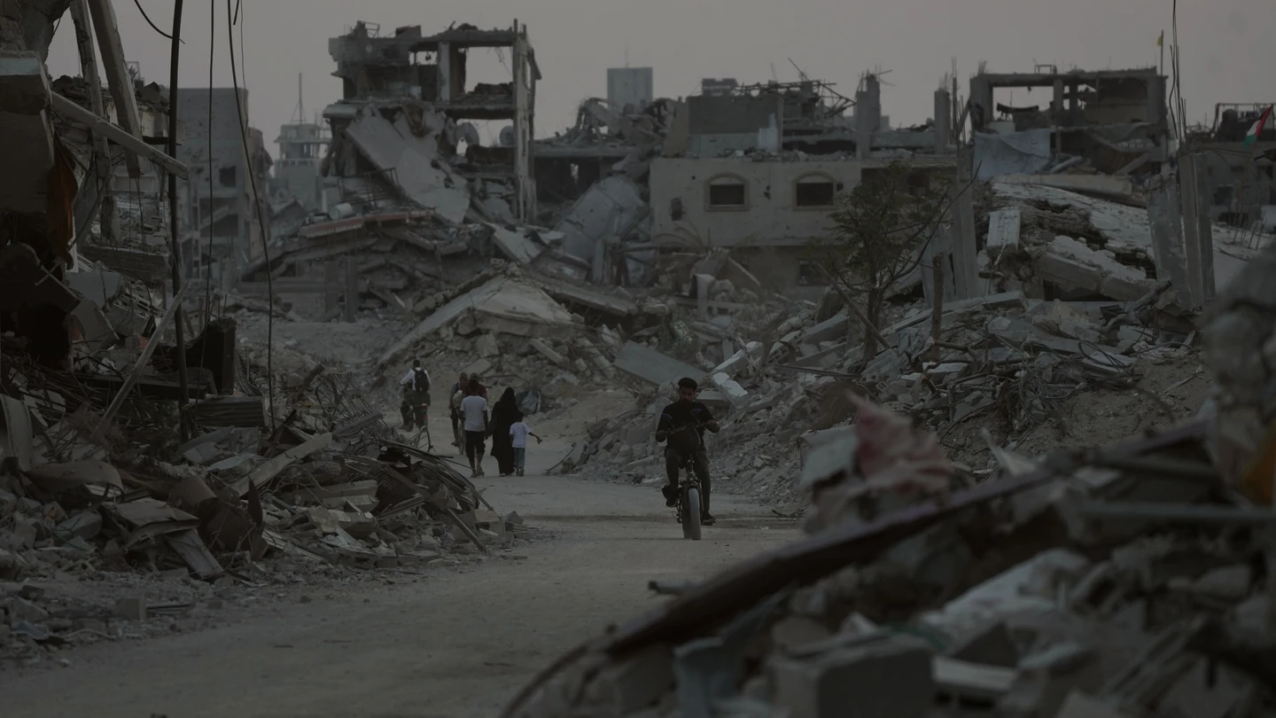 Palestinos desplazados caminan entre las ruinas de edificios destruidos en Jan Yunis, Franja de Gaza Palestinos desplazados caminan entre las ruinas de edificios destruidos en Jan Yunis, Franja de Gaza