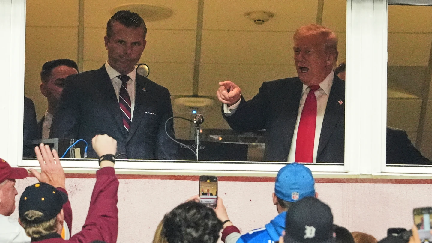 El presidente Donald Trump y el secretario de Defensa Pete Hegseth asisten a un partido de fútbol americano de la NFL El presidente Donald Trump y el secretario de Defensa Pete Hegseth asisten a un partido de fútbol americano de la NFL