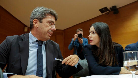 Maz&oacute;n conversa con la presidenta de la comisi&oacute;n, M&iacute;riam Turiel (Vox)