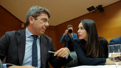 Mazón conversa con la presidenta de la comisión, Míriam Turiel (Vox) Mazón conversa con la presidenta de la comisión, Míriam Turiel (Vox)