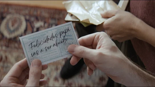 Un décimo con un mensaje, en el anuncio de la Lotería de Navidad de 2025 Un décimo con un mensaje, en el anuncio de la Lotería de Navidad de 2025