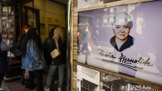Varias personas haciendo cola para comprar Lotería de Navidad de 2025 en la administración madrileña 'Doña Manolita' Varias personas haciendo cola para comprar Lotería de Navidad de 2025 en la administración madrileña 'Doña Manolita'