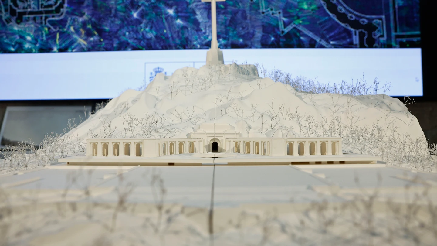 Maqueta del proyecto 'La base y la cruz' que ha sido elegido como ganador del concurso internacional para resignificar el Valle de Cuelgamuros Maqueta del proyecto 'La base y la cruz' que ha sido elegido como ganador del concurso internacional para resignificar el Valle de Cuelgamuros