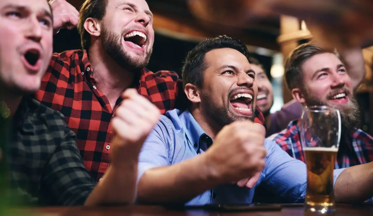 Aficionados viendo un partido