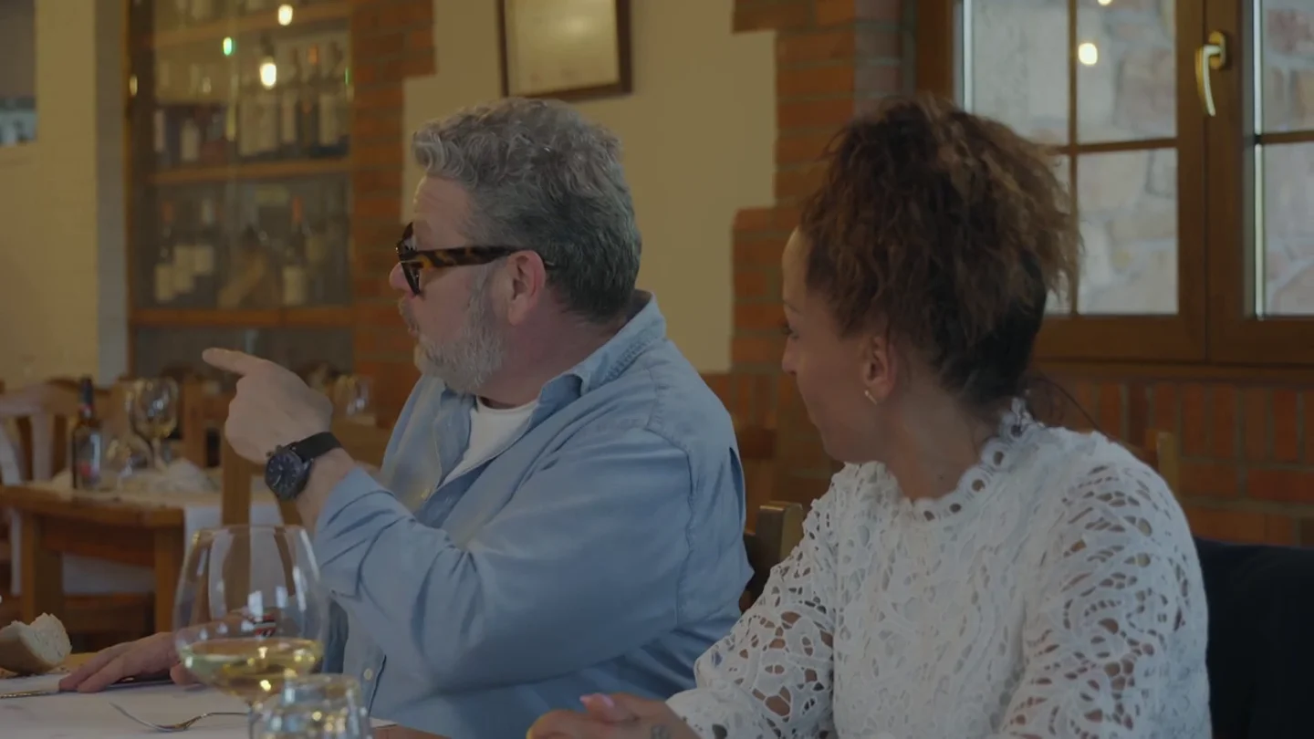 Alberto Chicote alucina después de que un hostelero afirme que tienen "espías" al lado: "¿Le conoces de algo?" Alberto Chicote alucina después de que un hostelero afirme que tienen "espías" al lado: "¿Le conoces de algo?"