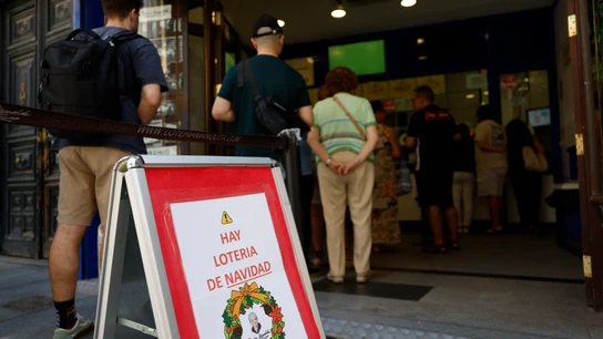 Varias personas, esperando para comprar sus décimos para la Lotería de Navidad de 2025 en 'Doña Manolita' (Madrid) Varias personas, esperando para comprar sus décimos para la Lotería de Navidad de 2025 en 'Doña Manolita' (Madrid)