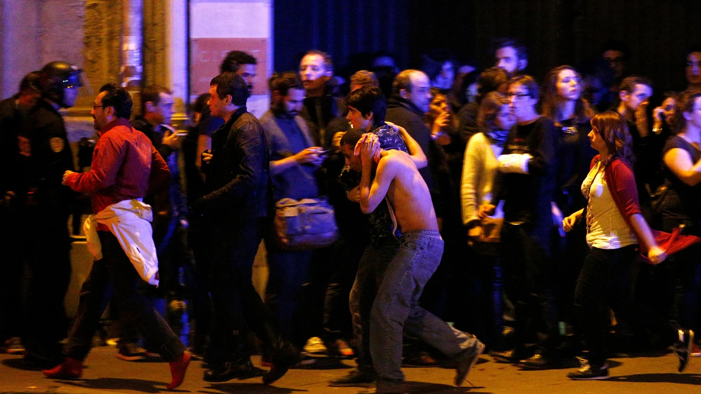Los heridos son evacuados de las inmediaciones de la sala Bataclan, en París, Francia. Los heridos son evacuados de las inmediaciones de la sala Bataclan, en París, Francia.