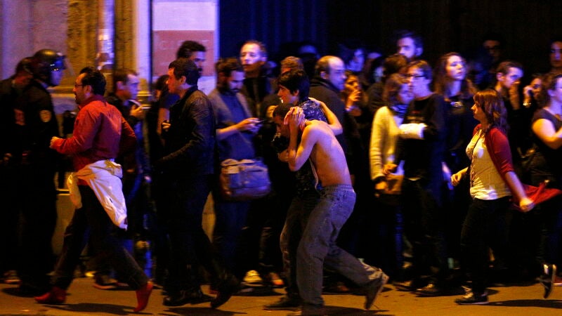 Los heridos son evacuados de las inmediaciones de la sala Bataclan, en París, Francia.