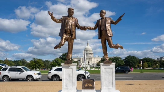 Vuelven a colocar la controvertida estatua de Trump y Epstein frente al Capitolio Vuelven a colocar la controvertida estatua de Trump y Epstein frente al Capitolio