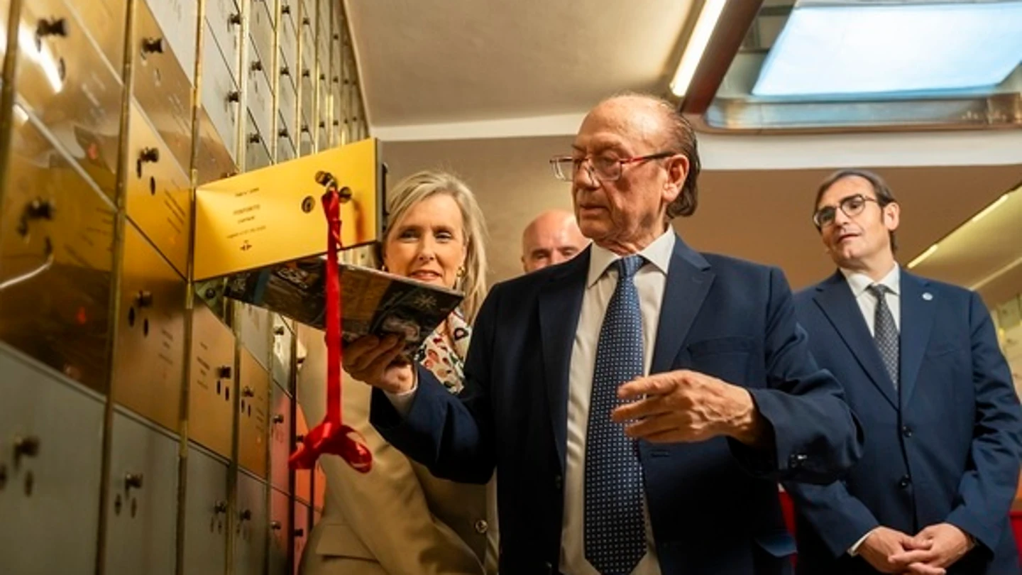 Foto de archivo de Antonio Fernández Díaz, Fosforito introduciendo su legado en la Caja de las Letras, Foto de archivo de Antonio Fernández Díaz, Fosforito introduciendo su legado en la Caja de las Letras,