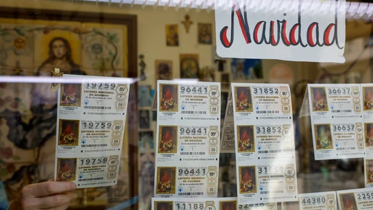 Varios décimos de la Lotería de Navidad de 2025, a la venta en una administración de Valencia Varios décimos de la Lotería de Navidad de 2025, a la venta en una administración de Valencia