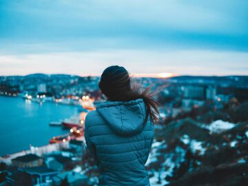 Una mujer en un mirador