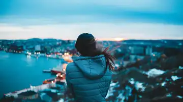 Una mujer en un mirador Una mujer en un mirador