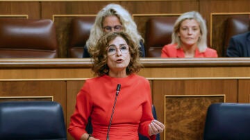 La vicepresidenta primera y ministra de Hacienda, Mar&iacute;a Jes&uacute;s Montero interviene en el Congreso de los Diputados