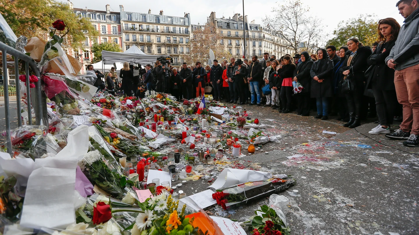 Miles de personas guardan un minuto de silencio cerca de la sala de conciertos Bataclan en París, Francia. Miles de personas guardan un minuto de silencio cerca de la sala de conciertos Bataclan en París, Francia.