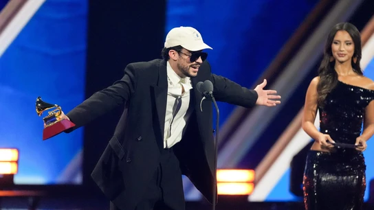 El cantante Bad Bunny celebra uno de los Latin Grammys que ha ganado durante la gala celebrada en Las Vegas El cantante Bad Bunny celebra uno de los Latin Grammys que ha ganado durante la gala celebrada en Las Vegas