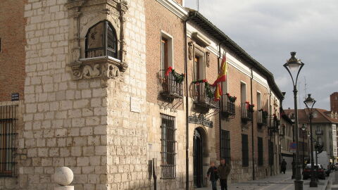 Ventana esquinera del Palacio Pimentel, en Valladolid