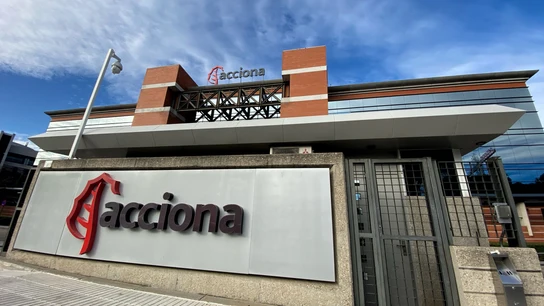 Puerta principal del edificio de la sede de Acciona en Madrid Puerta principal del edificio de la sede de Acciona en Madrid