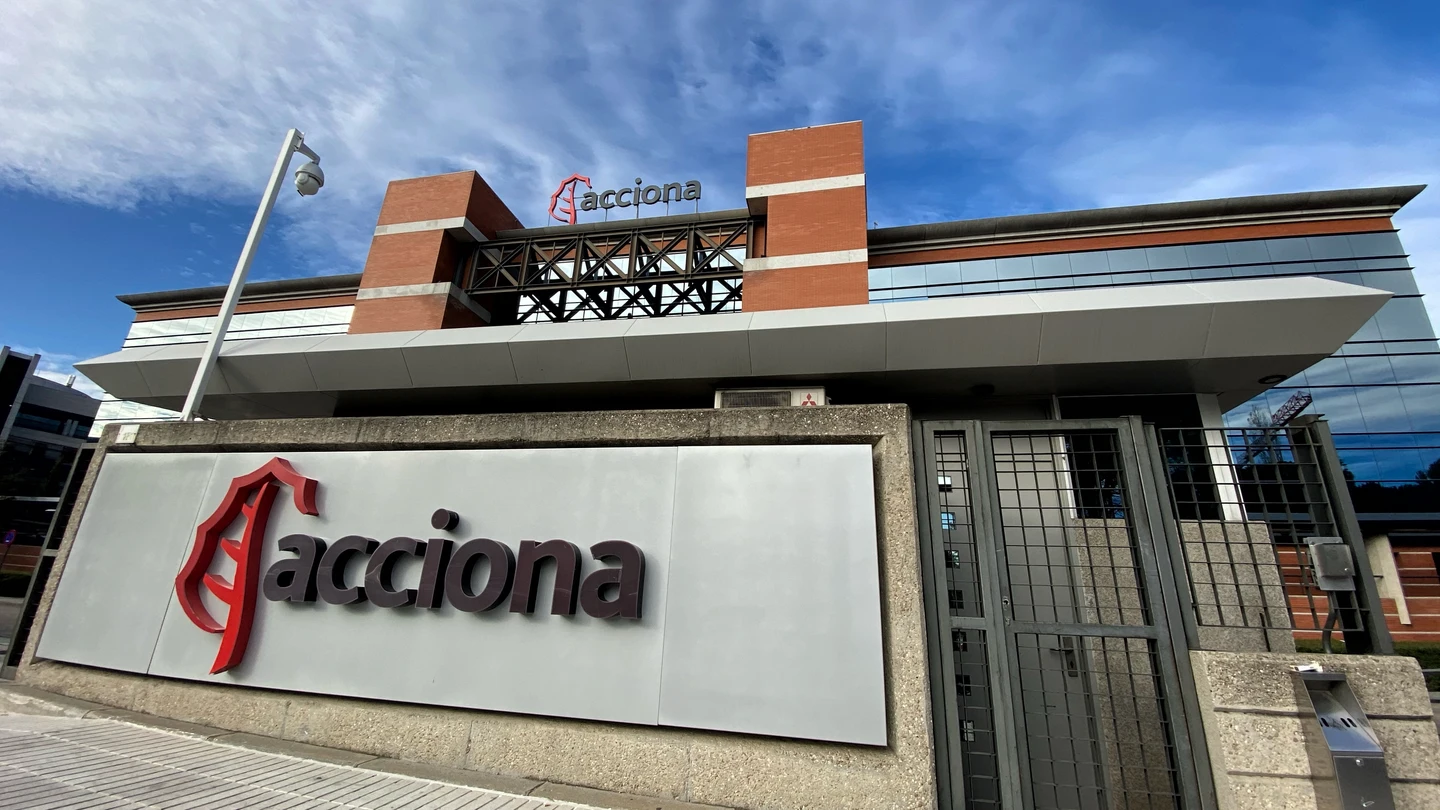 Puerta principal del edificio de la sede de Acciona en Madrid Puerta principal del edificio de la sede de Acciona en Madrid
