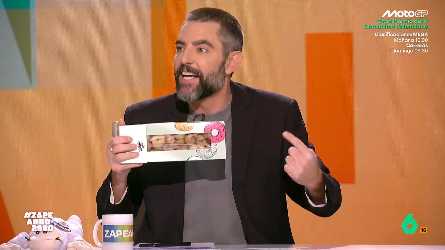Dani Mateo agradece en directo al público por traerle rosquillas: "Son nuestros espectadores favoritos ya" Dani Mateo arranca Zapeando mostrando los regalos que les ha traído el público de hoy, desde el peluche de un doctor de una espectadora de México, hasta las rosquillas de dos 'reincidentes' de Cartagena.