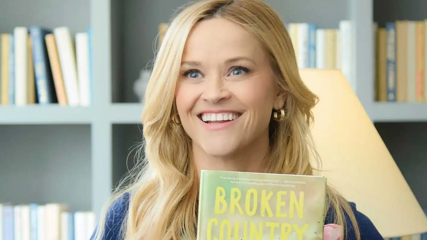 Reese Witherspoon con la novela 'La tierra herida' Reese Witherspoon con la novela 'La tierra herida'