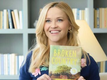 Reese Witherspoon con la novela 'La tierra herida' Reese Witherspoon con la novela 'La tierra herida'