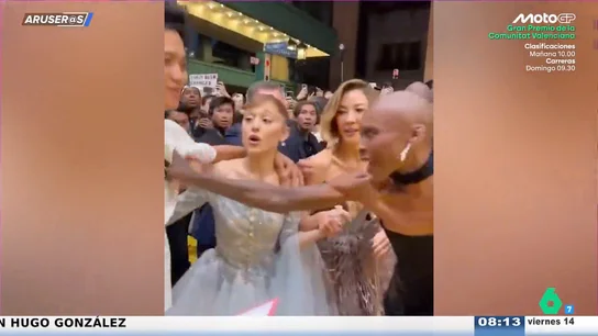 El vídeo del susto de Ariana Grande tras asaltarla en pleno estreno: así se interpone la actriz Cynthia Erivo El vídeo del susto de Ariana Grande tras asaltarla en pleno estreno: así se interpone la actriz Cynthia Erivo