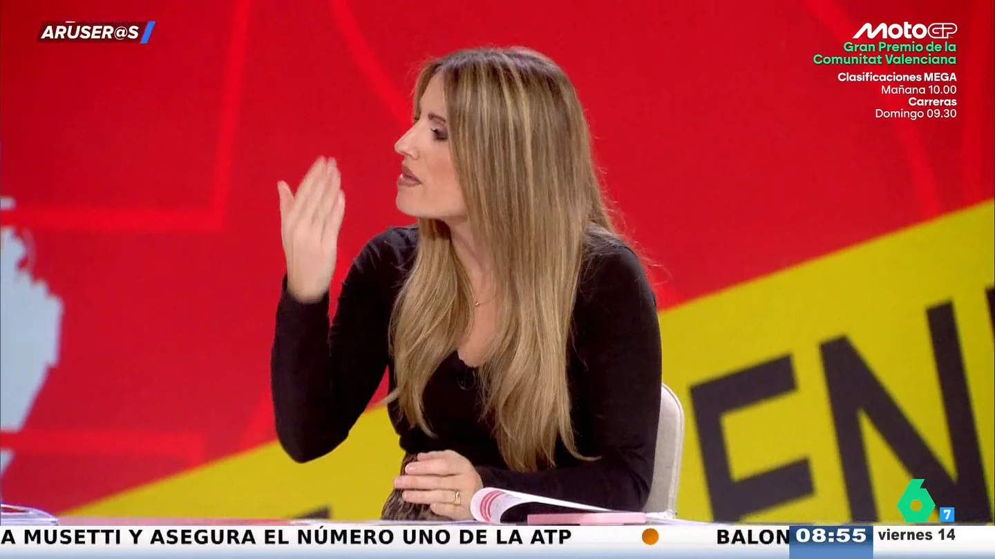 Rocío Cano, al viral del falso auxiliar de vuelo que viajó gratis 120 veces: "Esto es como el robo del Louvre" Rocío Cano, al viral del falso auxiliar de vuelo que viajó gratis 120 veces: "Esto es como el robo del Louvre"