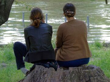 Dos mujeres miran un lago Dos mujeres miran un lago