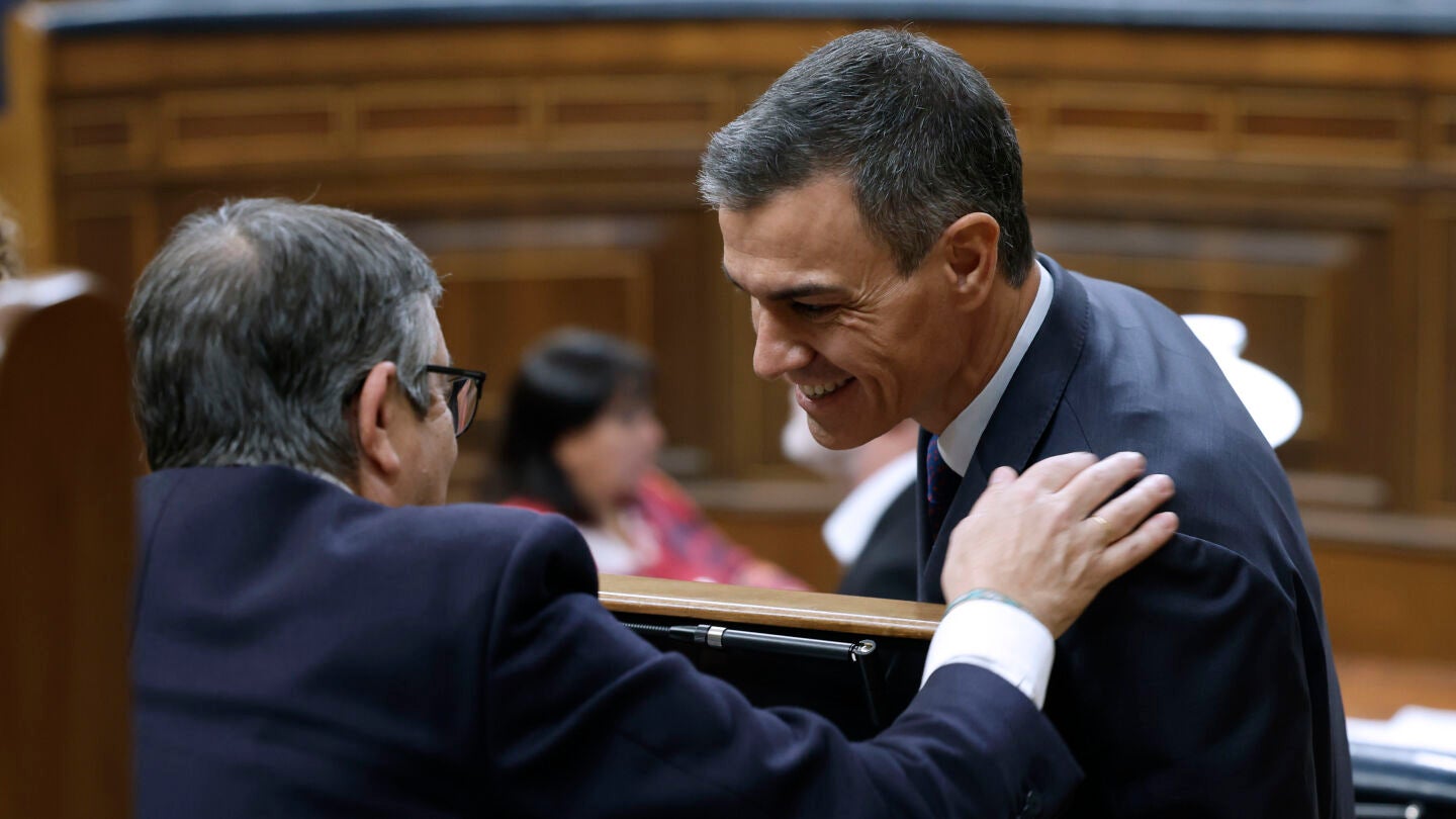 El presidente del Gobierno, Pedro S&aacute;nchez, conversa con el portavoz socialista, Patxi L&oacute;pez