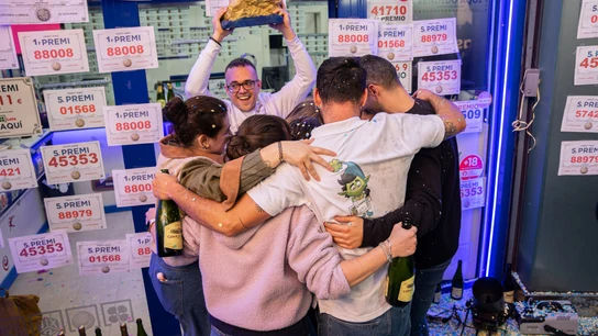 Varias personas celebrando el Gordo de la Lotería de Navidad en 2023 Varias personas celebrando el Gordo de la Lotería de Navidad en 2023