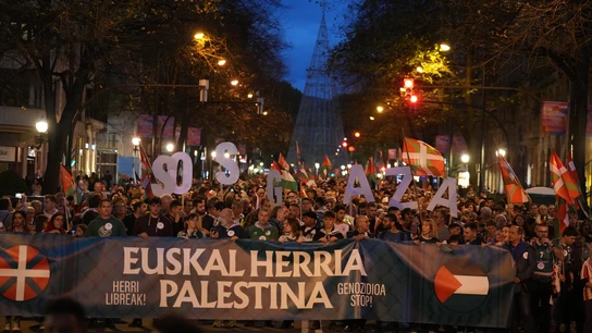 Manifestantes convocados por Palestina Gu ere bai!, Gure Esku y Gernika-Palestina Herri Ekimena para reclamar "el fin del genocidio" Manifestantes convocados por Palestina Gu ere bai!, Gure Esku y Gernika-Palestina Herri Ekimena para reclamar "el fin del genocidio"