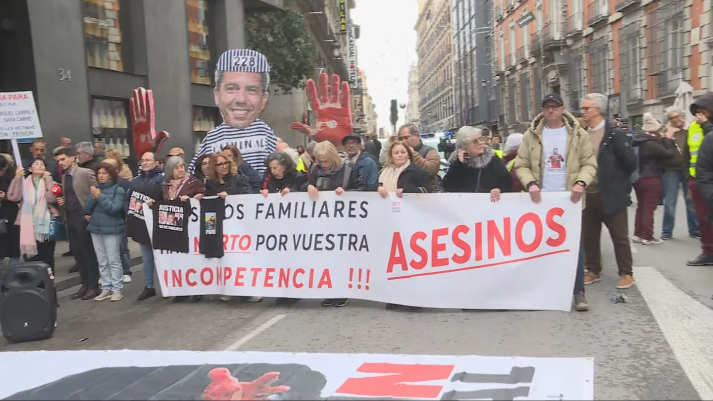 Concentración frente al Congreso de los Diputados pidiendo prisión para Carlos Mazón Concentración frente al Congreso de los Diputados pidiendo prisión para Carlos Mazón