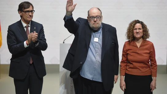 El matemático Claudi Alsina i Català, entre Salvador Illa y Sònia Hernández, durante el acto de entrega de las Creus de Sant Jordi de 2024 El matemático Claudi Alsina i Català, entre Salvador Illa y Sònia Hernández, durante el acto de entrega de las Creus de Sant Jordi de 2024